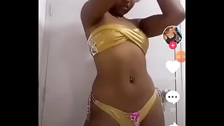 Morenasa rica en bikini